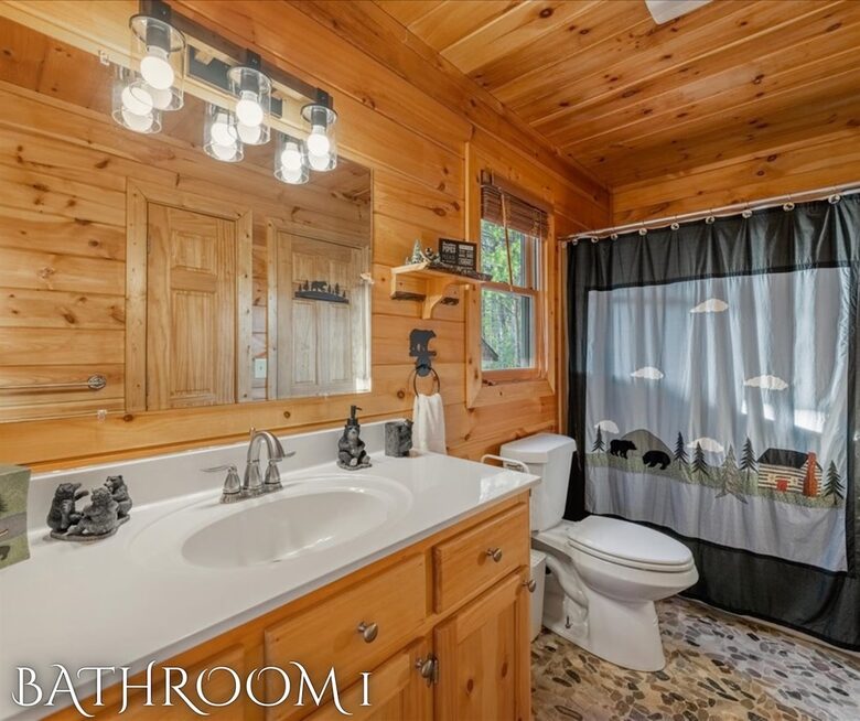 Scenic Ridge-Top Retreat with Designer Interiors & Endless Entertainment - Blue Ridge, Georgia