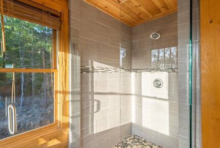 Scenic Ridge-Top Retreat with Designer Interiors & Endless Entertainment - Blue Ridge, Georgia