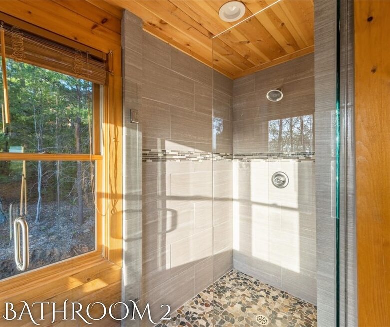 Scenic Ridge-Top Retreat with Designer Interiors & Endless Entertainment - Blue Ridge, Georgia