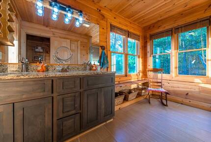 Scenic Ridge-Top Retreat with Designer Interiors & Endless Entertainment - Blue Ridge, Georgia