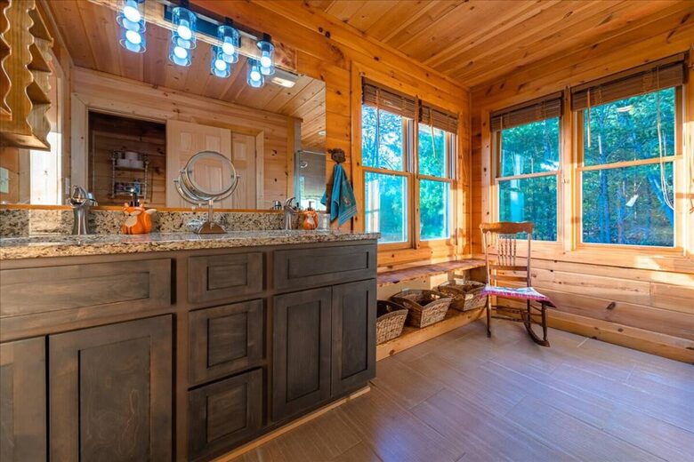 Scenic Ridge-Top Retreat with Designer Interiors & Endless Entertainment - Blue Ridge, Georgia