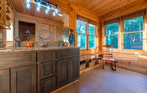 Scenic Ridge-Top Retreat with Designer Interiors & Endless Entertainment - Blue Ridge, Georgia