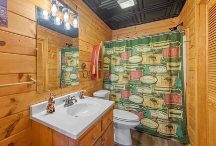 Scenic Ridge-Top Retreat with Designer Interiors & Endless Entertainment - Blue Ridge, Georgia