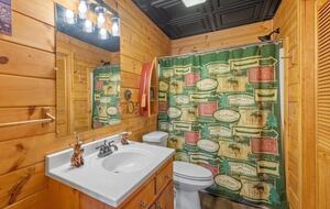 Scenic Ridge-Top Retreat with Designer Interiors & Endless Entertainment - Blue Ridge, Georgia