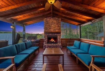 Scenic Ridge-Top Retreat with Designer Interiors & Endless Entertainment - Blue Ridge, Georgia