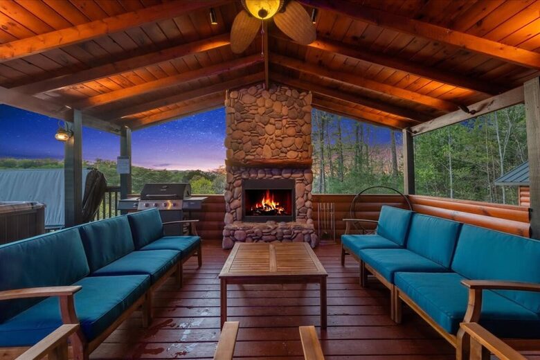 Scenic Ridge-Top Retreat with Designer Interiors & Endless Entertainment - Blue Ridge, Georgia