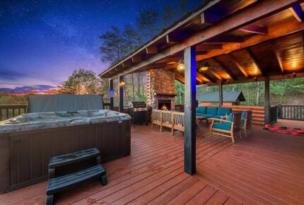 Scenic Ridge-Top Retreat with Designer Interiors & Endless Entertainment - Blue Ridge, Georgia