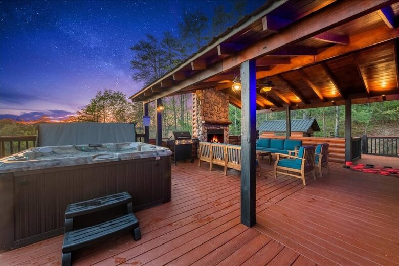 Scenic Ridge-Top Retreat with Designer Interiors & Endless Entertainment - Blue Ridge, Georgia
