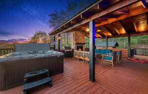 Scenic Ridge-Top Retreat with Designer Interiors & Endless Entertainment - Blue Ridge, Georgia