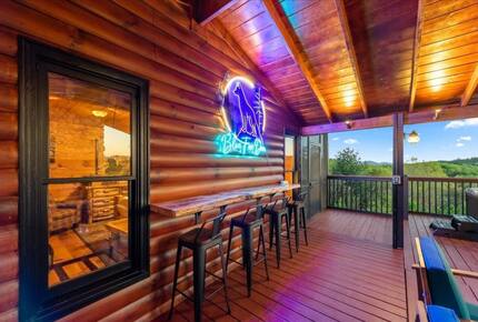 Scenic Ridge-Top Retreat with Designer Interiors & Endless Entertainment - Blue Ridge, Georgia