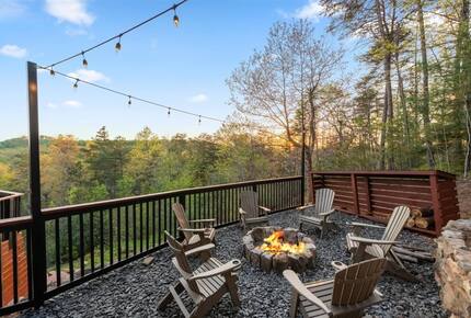 Scenic Ridge-Top Retreat with Designer Interiors & Endless Entertainment - Blue Ridge, Georgia