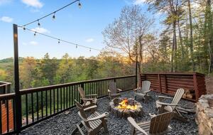 Scenic Ridge-Top Retreat with Designer Interiors & Endless Entertainment - Blue Ridge, Georgia