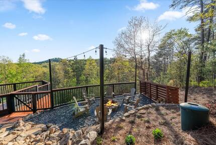 Scenic Ridge-Top Retreat with Designer Interiors & Endless Entertainment - Blue Ridge, Georgia