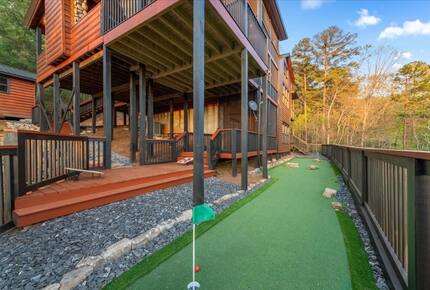 Scenic Ridge-Top Retreat with Designer Interiors & Endless Entertainment - Blue Ridge, Georgia