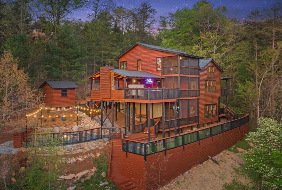 Scenic Ridge-Top Retreat with Designer Interiors & Endless Entertainment - Blue Ridge, Georgia