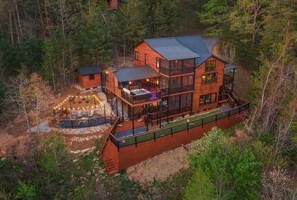 Scenic Ridge-Top Retreat with Designer Interiors & Endless Entertainment - Blue Ridge, Georgia