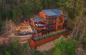Scenic Ridge-Top Retreat with Designer Interiors & Endless Entertainment - Blue Ridge, Georgia
