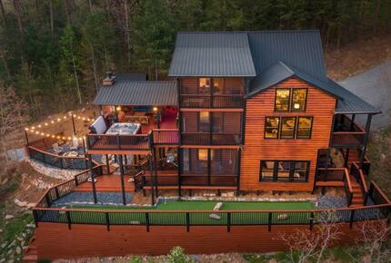 Scenic Ridge-Top Retreat with Designer Interiors & Endless Entertainment - Blue Ridge, Georgia