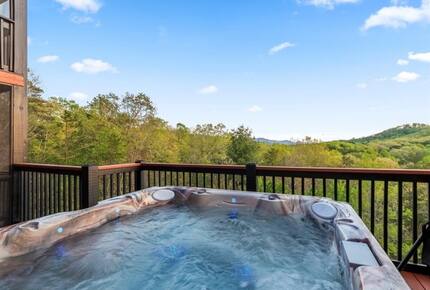 Scenic Ridge-Top Retreat with Designer Interiors & Endless Entertainment - Blue Ridge, Georgia