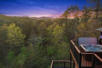 Scenic Ridge-Top Retreat with Designer Interiors & Endless Entertainment - Blue Ridge, Georgia