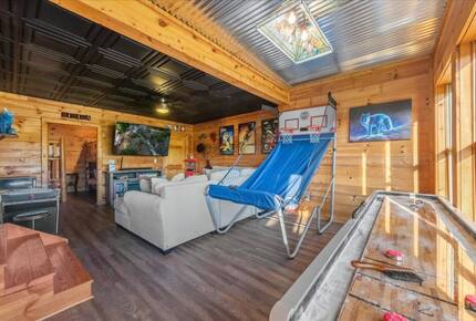 Scenic Ridge-Top Retreat with Designer Interiors & Endless Entertainment - Blue Ridge, Georgia