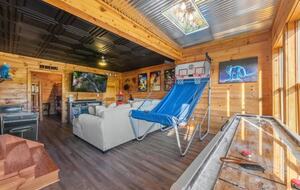 Scenic Ridge-Top Retreat with Designer Interiors & Endless Entertainment - Blue Ridge, Georgia