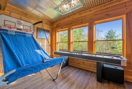 Scenic Ridge-Top Retreat with Designer Interiors & Endless Entertainment - Blue Ridge, Georgia