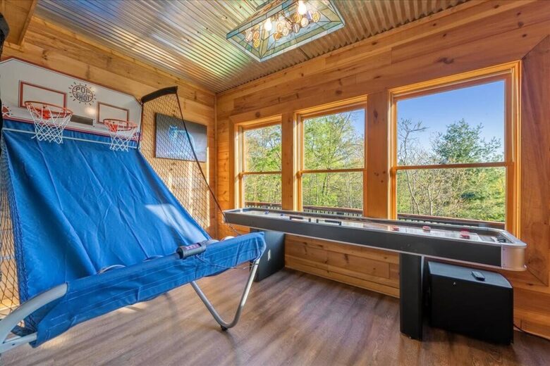 Scenic Ridge-Top Retreat with Designer Interiors & Endless Entertainment - Blue Ridge, Georgia