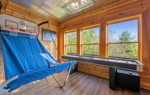 Scenic Ridge-Top Retreat with Designer Interiors & Endless Entertainment - Blue Ridge, Georgia