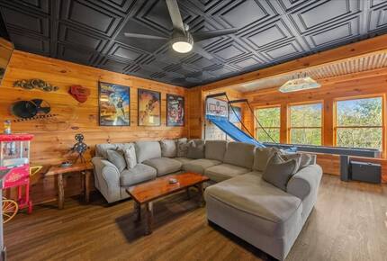 Scenic Ridge-Top Retreat with Designer Interiors & Endless Entertainment - Blue Ridge, Georgia