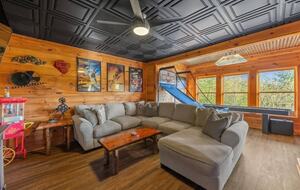 Scenic Ridge-Top Retreat with Designer Interiors & Endless Entertainment - Blue Ridge, Georgia