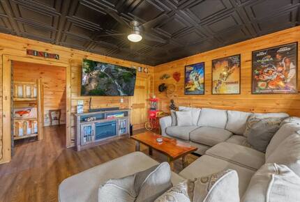 Scenic Ridge-Top Retreat with Designer Interiors & Endless Entertainment - Blue Ridge, Georgia