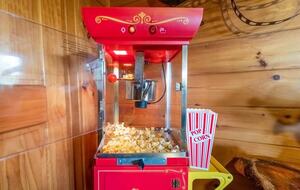 Scenic Ridge-Top Retreat with Designer Interiors & Endless Entertainment - Blue Ridge, Georgia