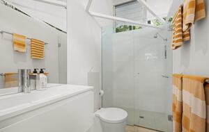 Luxury Tree-Top Retreat in Noosa’s Prestigious Little Cove - Noosa Heads, Australia