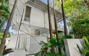 Luxury Tree-Top Retreat in Noosa’s Prestigious Little Cove - Noosa Heads, Australia
