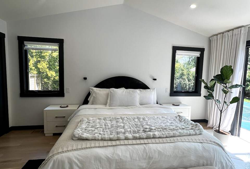 Tranquil Bungalow Retreat with Pool in Hampton Bays - Hampton Bays, New York