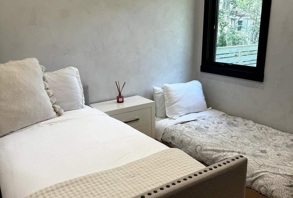 Tranquil Bungalow Retreat with Pool in Hampton Bays - Hampton Bays, New York