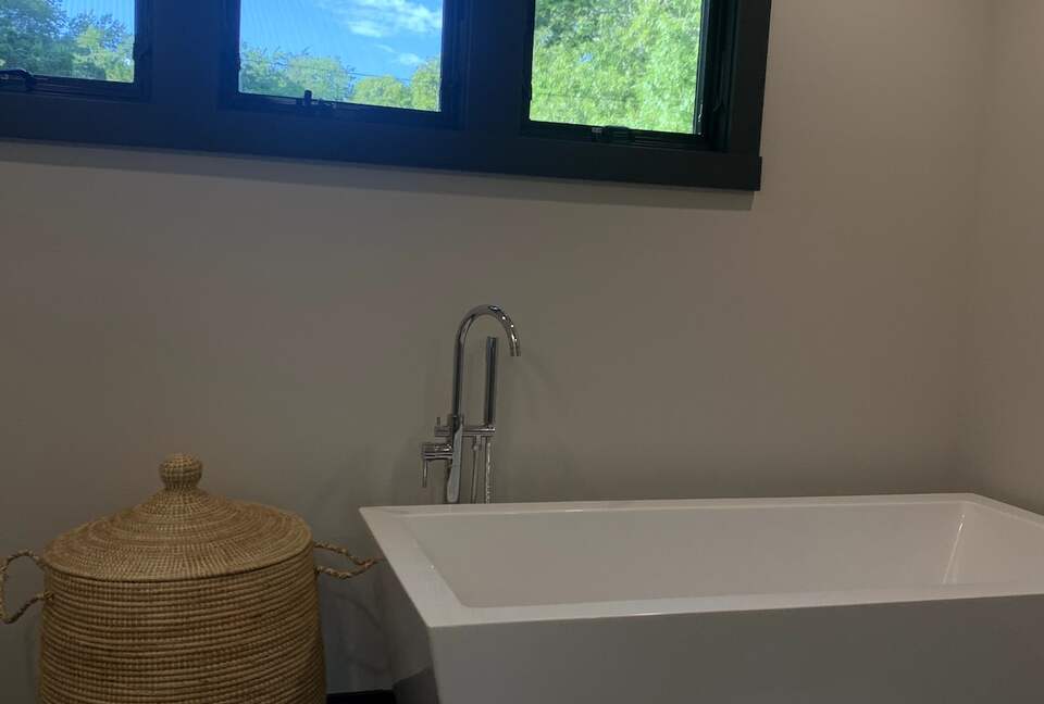 Tranquil Bungalow Retreat with Pool in Hampton Bays - Hampton Bays, New York