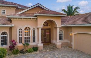 Elegant Canalfront Escape in Cape Coral - Cape Coral, Florida
