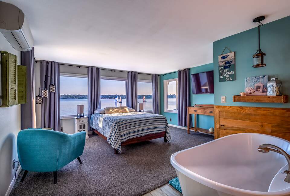 Huge tub in the master bedroom with BIG views.