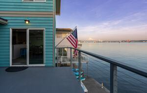 Wanderlust Beach Retreat - Tacoma, Washington