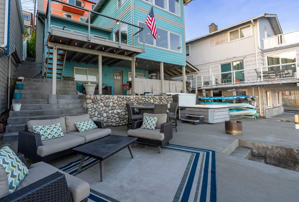 Outdoor dining on the bulkhead.