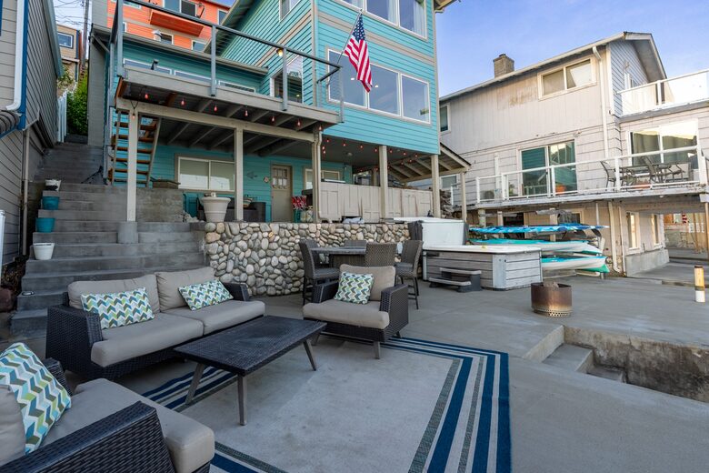 Outdoor dining on the bulkhead.