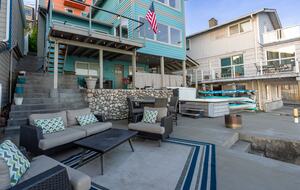 Outdoor dining on the bulkhead.