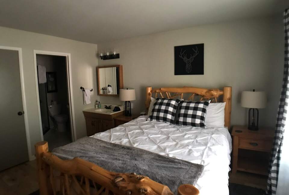 Warm & Inviting Mountain Retreat with Pool, Sauna, and Loft - Mammoth Lakes, California