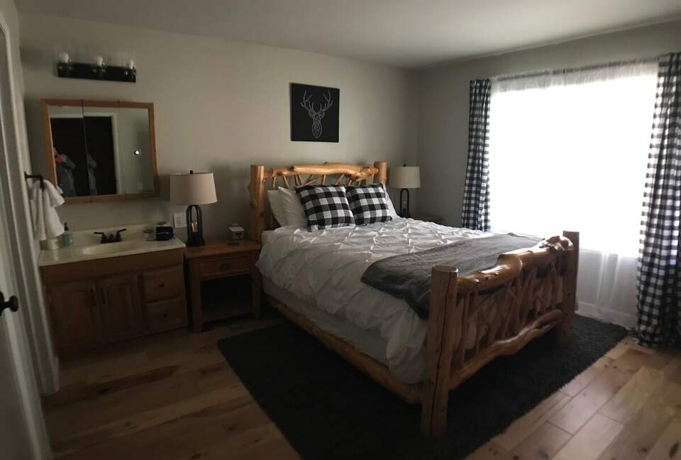 Warm & Inviting Mountain Retreat with Pool, Sauna, and Loft - Mammoth Lakes, California