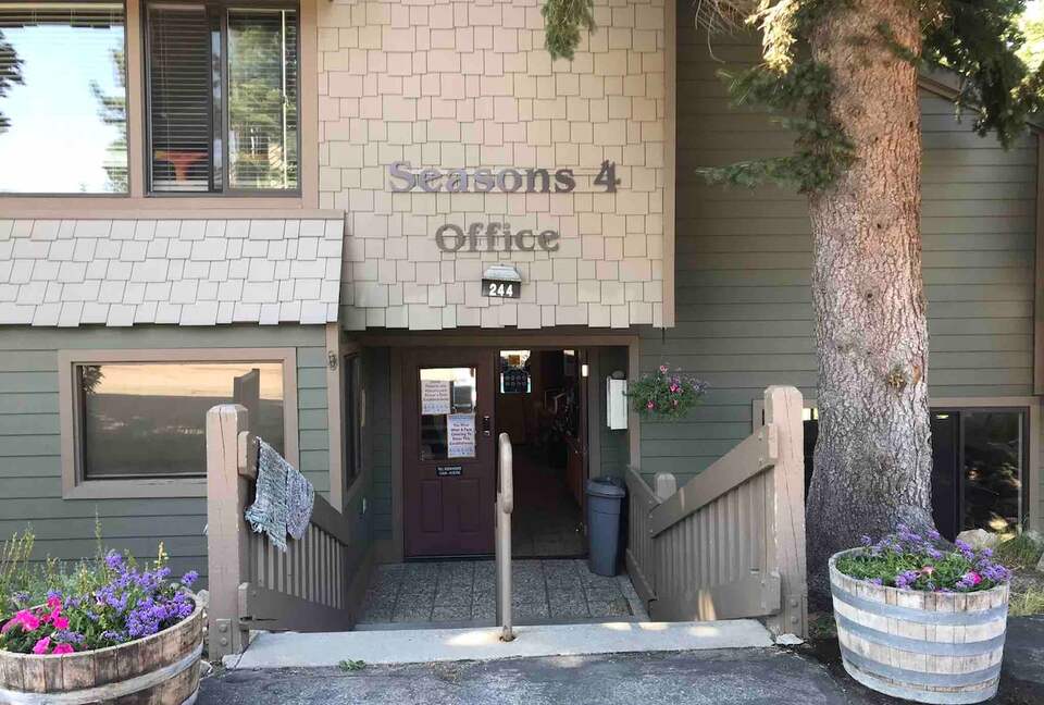 Warm & Inviting Mountain Retreat with Pool, Sauna, and Loft - Mammoth Lakes, California