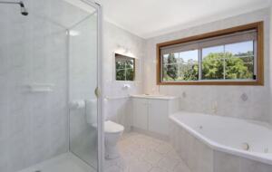 Spacious Retreat by the Canyon Walk - Bright, Australia