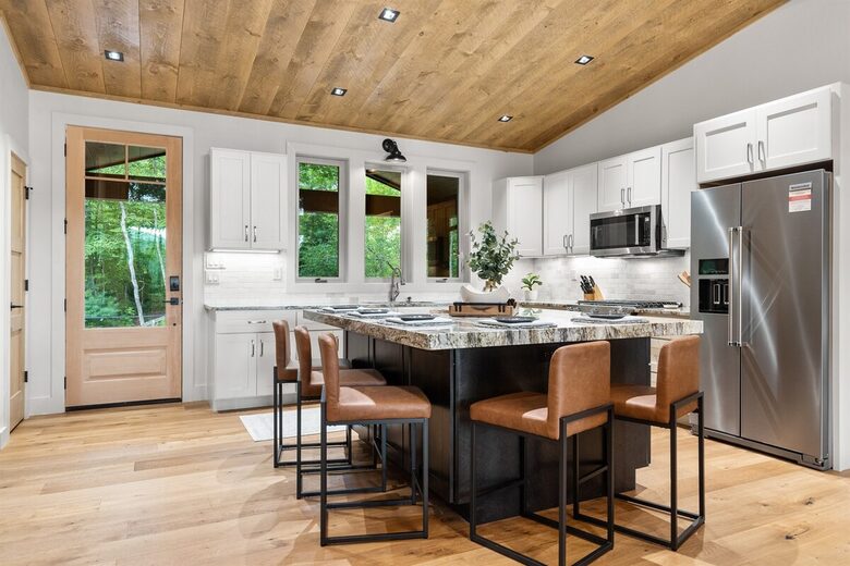 Modern Mountain Retreat with Outdoor Living & Spa Amenities - Blue Ridge, Georgia