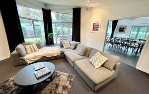 Architectural Retreat with Luxe Outdoor Oasis in Queenstown - Queenstown, New Zealand